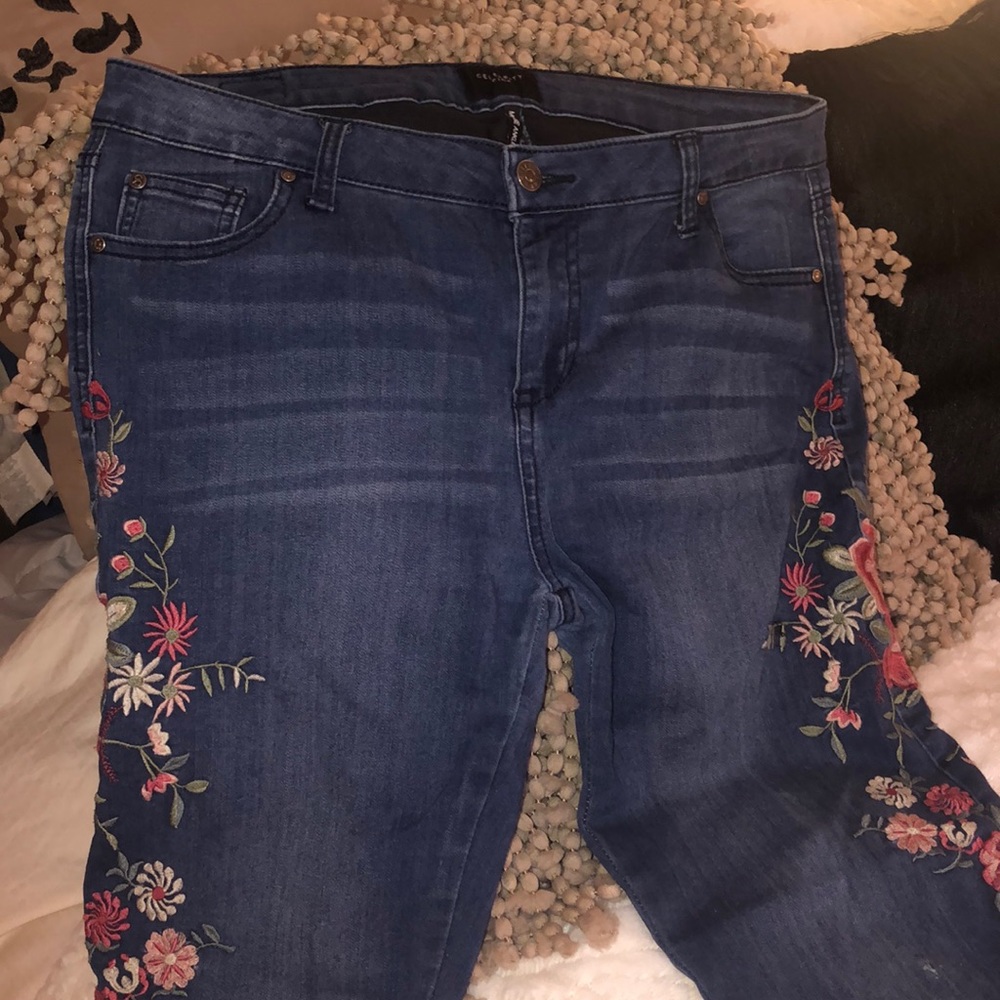 Celebrity pink embroidered jeans size 13/31